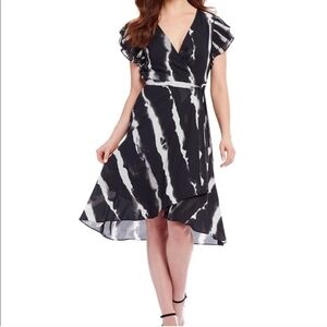 Halston Wrap Dress pleated layered sleeve Size‎ Medium flowy abstract print